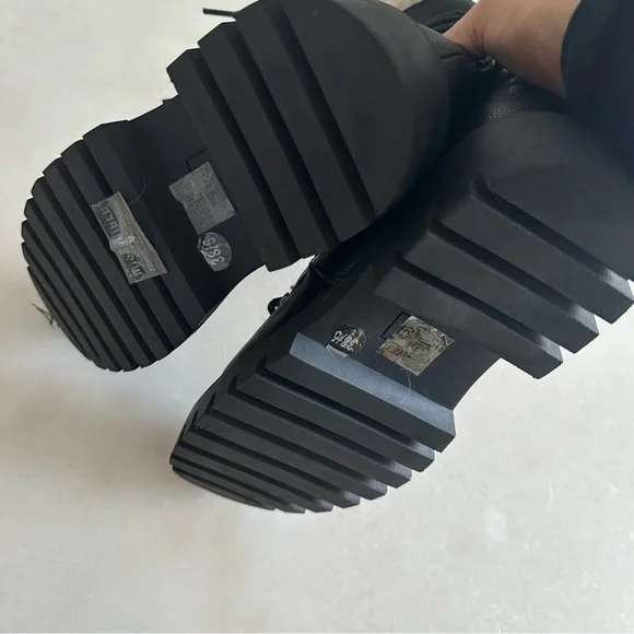 Missguided Snow Boots - Picture 7 of 7